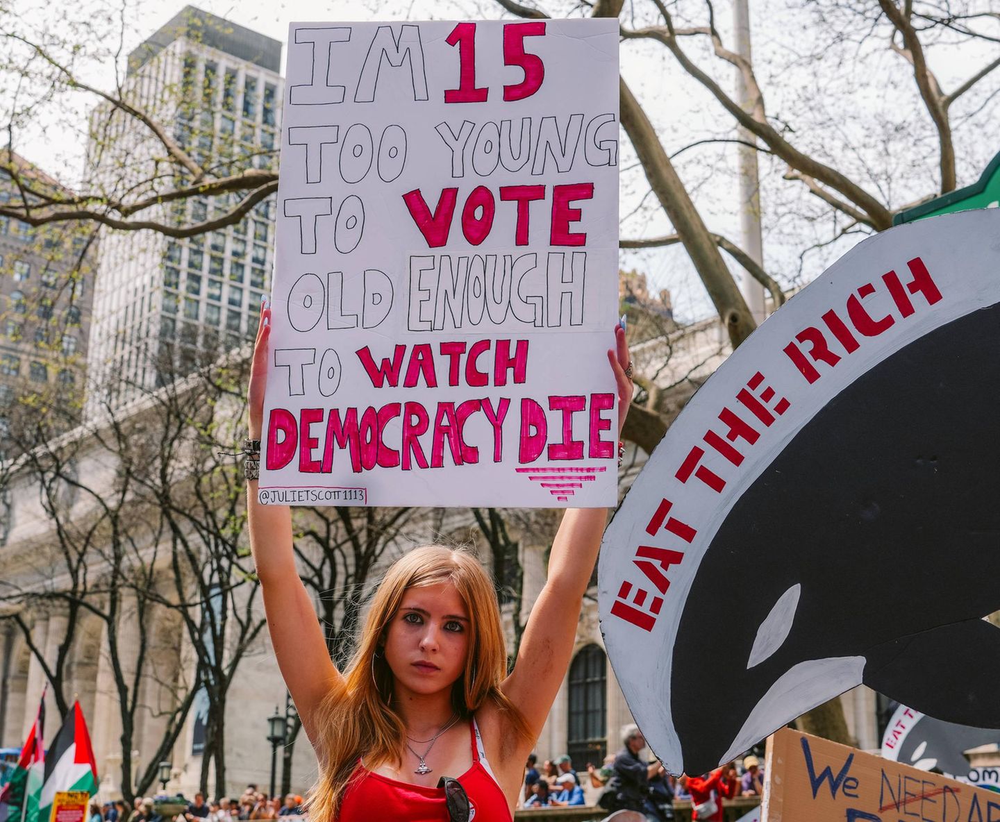 Eine junge Demonstrantin hält in New York ein Schild