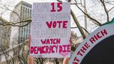 Eine junge Demonstrantin hält in New York ein Schild