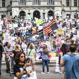 Harrisburg ist die Hauptstadt des US-Bundesstaates Pennsylvania. Vor dem dortigen Kapitol versammelten sich am Samstag zahlreiche Menschen, um gegen die Politik der US-Regierung zu demonstrieren. Die Demonstrationen fielen auf den 250. Jahrestag der Gefechte von Lexington und Concord – mit denen 1775 der amerikanische Unabhängigkeitskrieg begann.     
