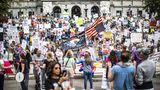 Harrisburg ist die Hauptstadt des US-Bundesstaates Pennsylvania. Vor dem dortigen Kapitol versammelten sich am Samstag zahlreiche Menschen, um gegen die Politik der US-Regierung zu demonstrieren. Die Demonstrationen fielen auf den 250. Jahrestag der Gefechte von Lexington und Concord – mit denen 1775 der amerikanische Unabhängigkeitskrieg begann.     