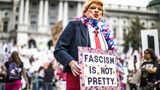 "Faschismus ist nicht schön", steht auf dem Schild dieser als Donald Trump verkleideten Demonstrantin in Harrisburg.