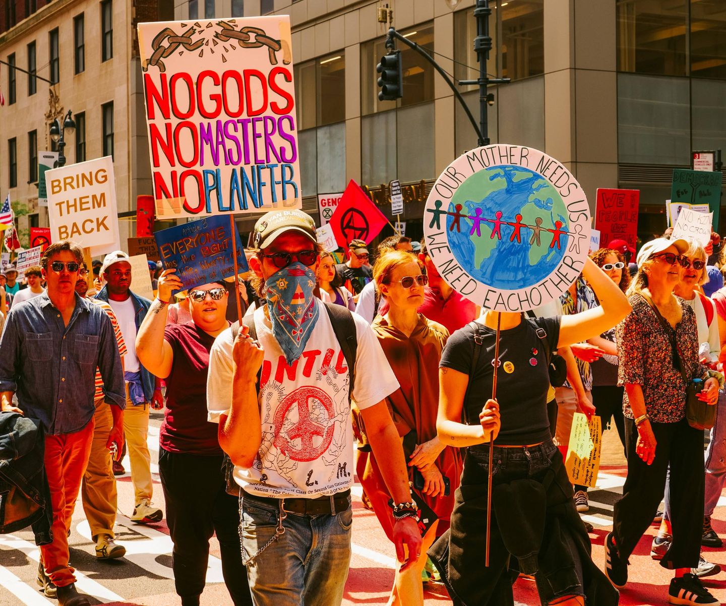 In New York demonstrierten die Teilnehmer auch für eine bessere Klimapolitik der USA und den Schutz von Migranten. US-Präsident Donald Trump hatte den Austritt aus dem Klimaabkommen angekündigt, ebenso wie die verstärkte Förderung fossiler Energien.