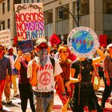 In New York demonstrierten die Teilnehmer auch für eine bessere Klimapolitik der USA und den Schutz von Migranten. US-Präsident Donald Trump hatte den Austritt aus dem Klimaabkommen angekündigt, ebenso wie die verstärkte Förderung fossiler Energien.