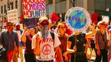 In New York demonstrierten die Teilnehmer auch für eine bessere Klimapolitik der USA und den Schutz von Migranten. US-Präsident Donald Trump hatte den Austritt aus dem Klimaabkommen angekündigt, ebenso wie die verstärkte Förderung fossiler Energien.
