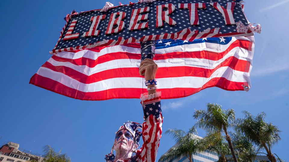 "Nicht für diesen Mist gekämpft": Veteran wird auf Anti-Trump-Demo festgenommen "Nicht für diesen Mist gekämpft": Veteran wird auf Anti-Trump-Demo festgenommen
