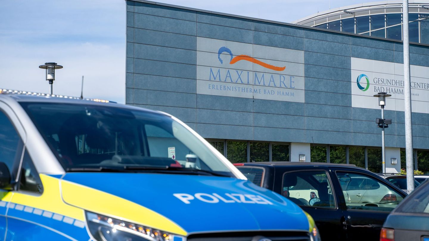 Ein Polizeiwagen steht vor dem Schwimmbad in Hamm, in dem ein kleiner Junge ertrunken ist