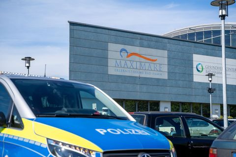 Ein Polizeiwagen steht vor dem Schwimmbad in Hamm, in dem ein kleiner Junge ertrunken ist