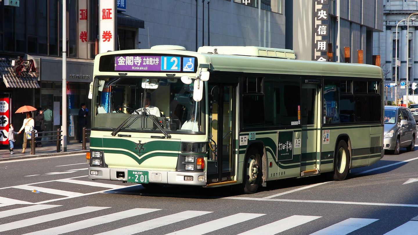 Ein Bus fährt durch die Straßen von Kyoto in Japan