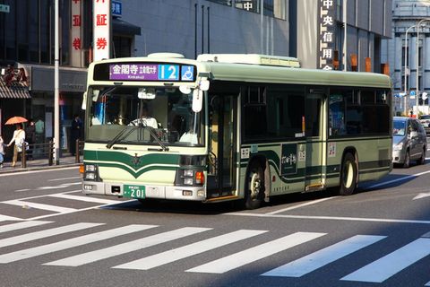Ein Bus fährt durch die Straßen von Kyoto in Japan
