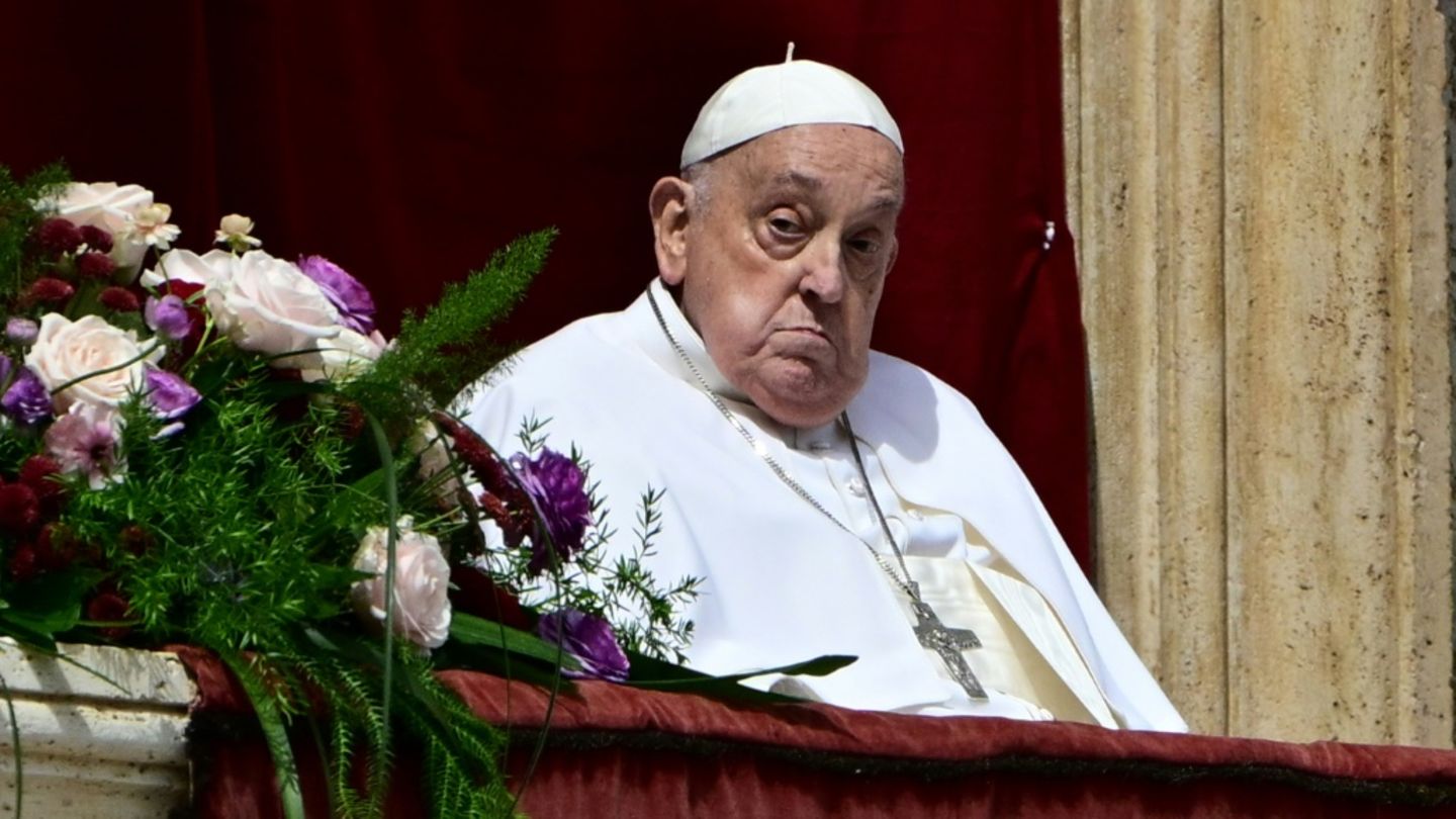 Papst Franziskus auf dem Balkon des Petersdoms