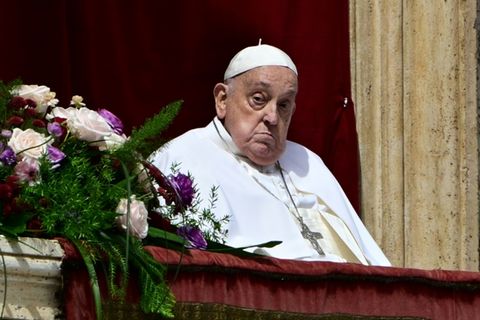 Papst Franziskus auf dem Balkon des Petersdoms