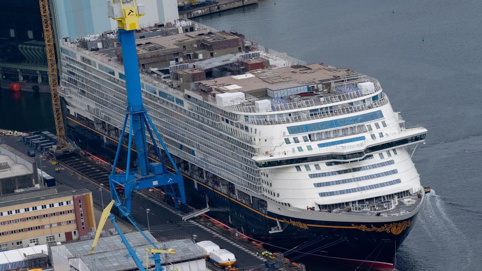 XXL-Kreuzfahrtschiff quetscht sich aus Werft – Spektakuläre Aufnahmen (Video) XXL-Kreuzfahrtschiff quetscht sich aus Werft – Spektakuläre Aufnahmen (Video)
