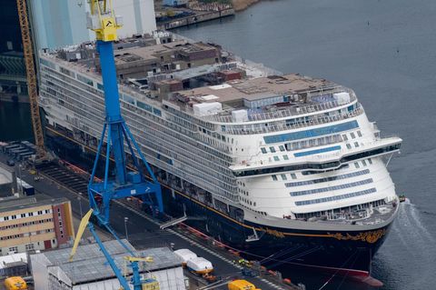 XXL-Kreuzfahrtschiff quetscht sich aus Werft – Spektakuläre Aufnahmen (Video)