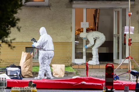 Beamte der Spurensuche untersuchen nach den tödlichen Schüssen in Bad Nauheim den Tatort