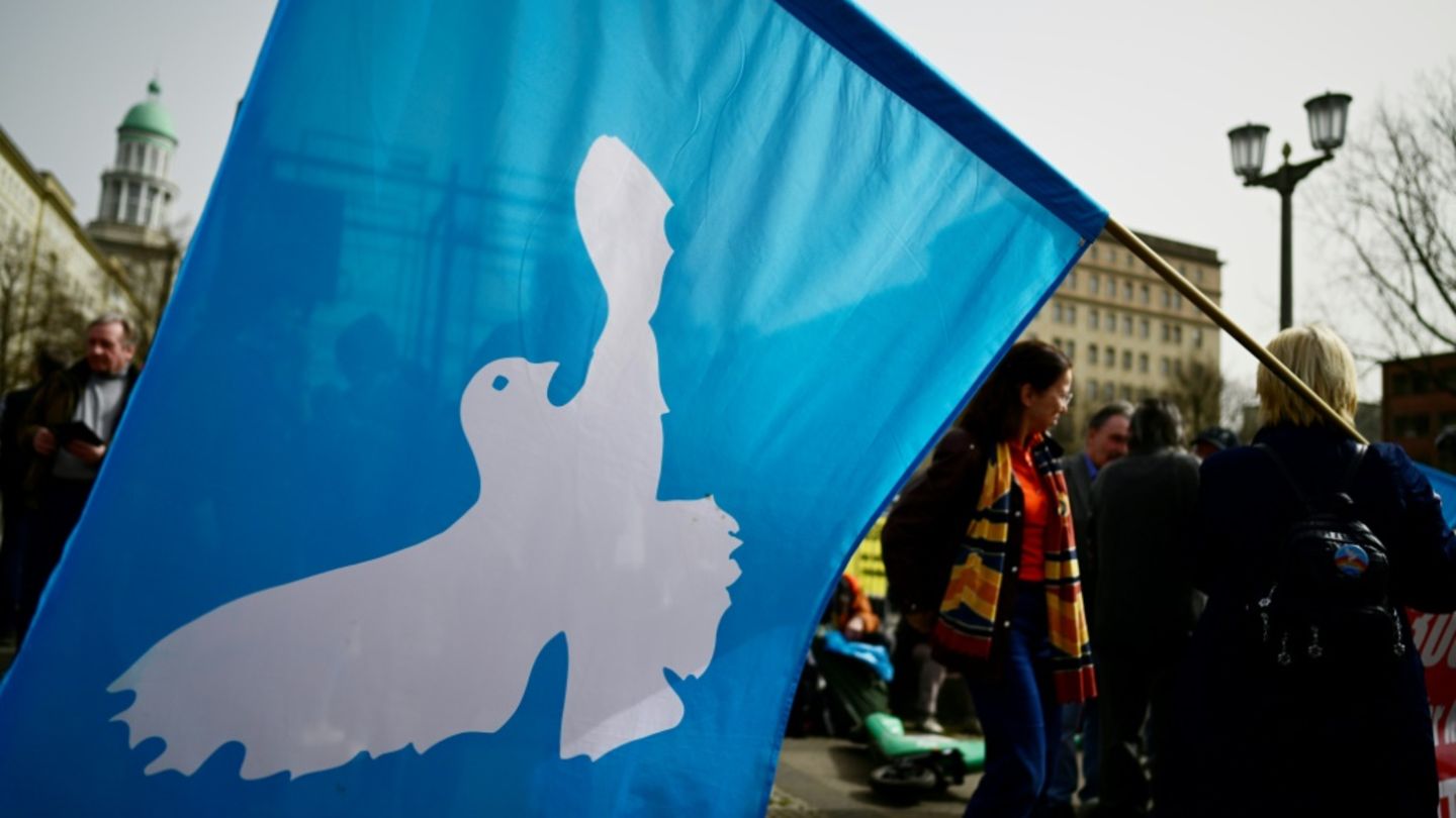 Fahne mit Friedenstaube beim Ostermarsch 2024 in Berlin