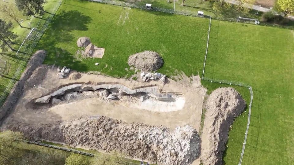 Mysteriöses Loch unter Fußballplatz führt zu 150 Jahre alter Ruine (Video) Mysteriöses Loch unter Fußballplatz führt zu 150 Jahre alter Ruine (Video)