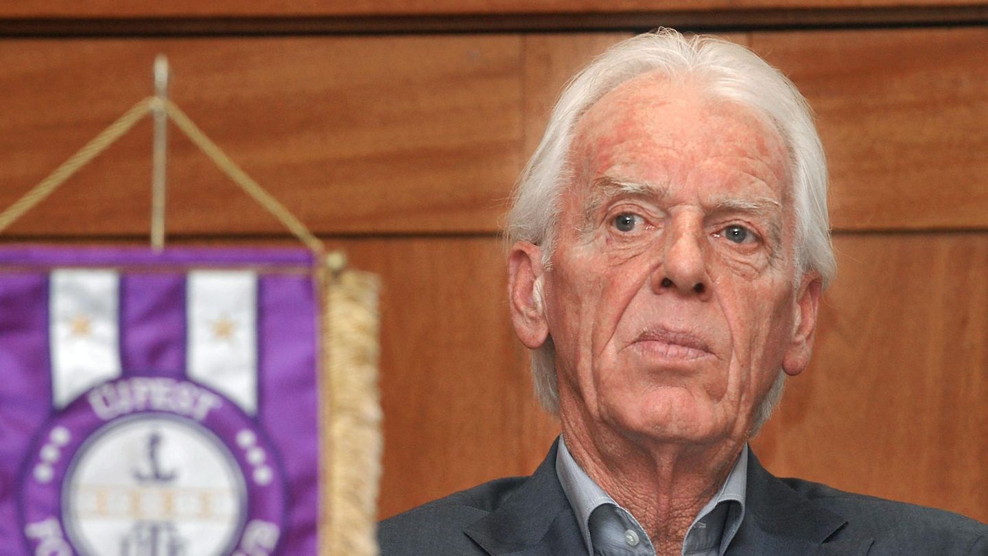 Leo Beenhakker Der ehemalige Real-Madrid-Trainer starb am 10. April im Alter von 82 Jahren. Beenhakker betreute von 1986 bis 1989 sowie später von November 1991 bis Sommer 1992 für knapp vier Spielzeiten die Königlichen aus Madrid. Weniger erfolgreich war er bei seinen Auftritten als Nationaltrainer. Der Niederländer betreute bei der WM 1990 in Italien sein Heimatland und bei der WM 2006 in Deutschland Außenseiter Trinidad & Tobago – blieb aber in all seinen sieben WM-Partien sieglos