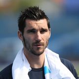 Ein Verkehrsunfall riss den kroatischen Ex-Fußballnationalspieler am 18. April mit nur 39 Jahren aus dem Leben. Der 15-malige Nationalspieler nahm mit Kroatien an der EM-Endrunde 2008 teil und lief unter anderem für Dinamo Zagreb, die AS Monaco und Red Bull Salzburg auf. Er gewann dabei Meistertitel, 2010 auch mit Salzburg unter Trainer Huub Stevens. 2015 beendete er den Verbandsangaben zufolge wegen einer schweren Erkrankung seine professionelle Karriere, spielte aber in unteren Ligen für mehrere Vereine weiter