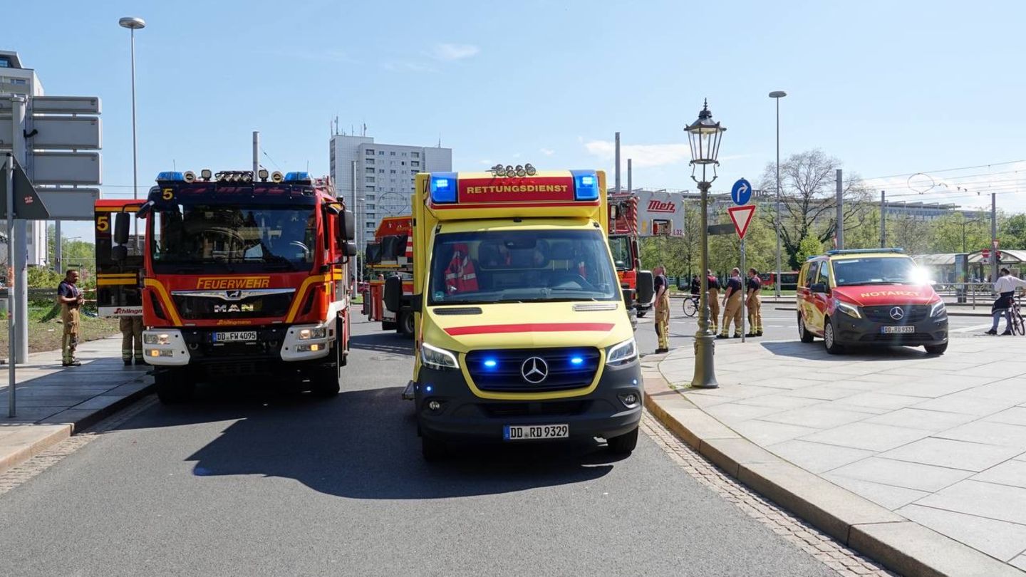 Der Mann stürzte mitten in der Innenstadt von Dresden in einen Schacht