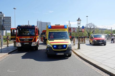 Der Mann stürzte mitten in der Innenstadt von Dresden in einen Schacht