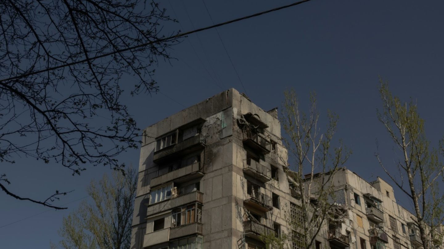 Beschädigtes Gebäude im Osten der Ukraine