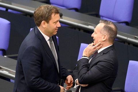 Lars Klingbeil und Volker Wissing unterhalten sich im Bundestag
