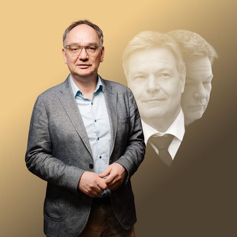 Montage shows Nico Fried in front of a smiling and a thoughtful Robert Habeck