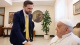US-Vizepräsident J D Vance wird von Papst Franziskus empfangen und schüttelt ihm die Hand.