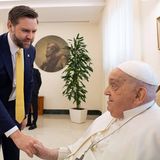 US-Vizepräsident J D Vance wird von Papst Franziskus empfangen und schüttelt ihm die Hand.