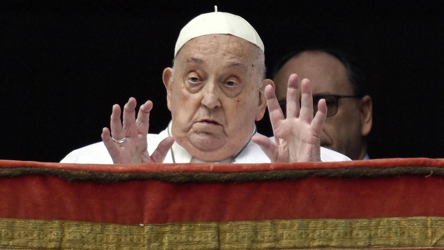 Papst Franziskus hebt die Hände auf dem Balkon der Petrikirche in Rom und spricht den Ostersegen.