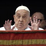 Papst Franziskus hebt die Hände auf dem Balkon der Petrikirche in Rom und spricht den Ostersegen.