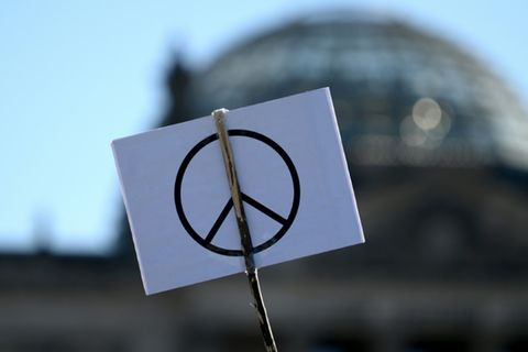 Peace-Zeichen bei Demonstration