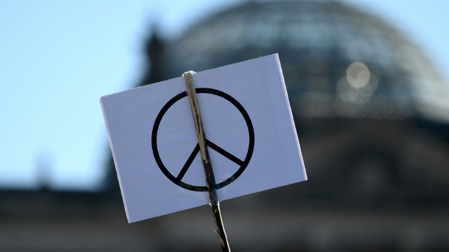 Peace-Zeichen bei Demonstration