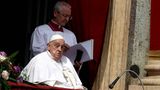 Papst Franziskus auf dem Balkon der Kathedrale, hinter ihm ein Bischof.