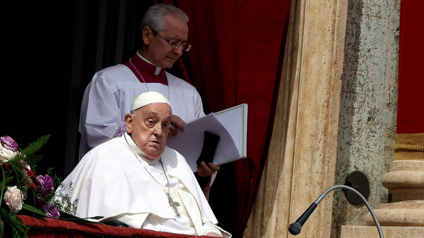 Papst Franziskus auf dem Balkon der Kathedrale, hinter ihm ein Bischof.