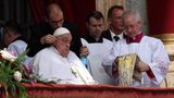 Papst Franziskus benötigt Hilfe beim Richten seiner Brille bevor er den Ostersegen spricht