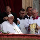 Papst Franziskus benötigt Hilfe beim Richten seiner Brille bevor er den Ostersegen spricht