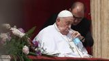 Papst Franziskus lässt sich Wasser mit einem Strohhalm anreichen, er selbst kann die Flasche nicht halten