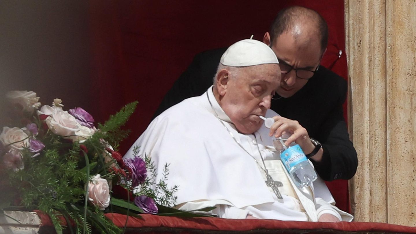 Papst Franziskus lässt sich Wasser mit einem Strohhalm anreichen, er selbst kann die Flasche nicht halten