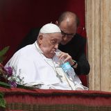 Papst Franziskus lässt sich Wasser mit einem Strohhalm anreichen, er selbst kann die Flasche nicht halten