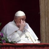 Papst Franziskus reibt sich erschöpft mit seiner rechten Hand das Auge