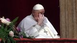 Papst Franziskus reibt sich erschöpft mit seiner rechten Hand das Auge