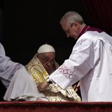 Papst Franziskus benötigt Hilfe beim Anlegen der Stola
