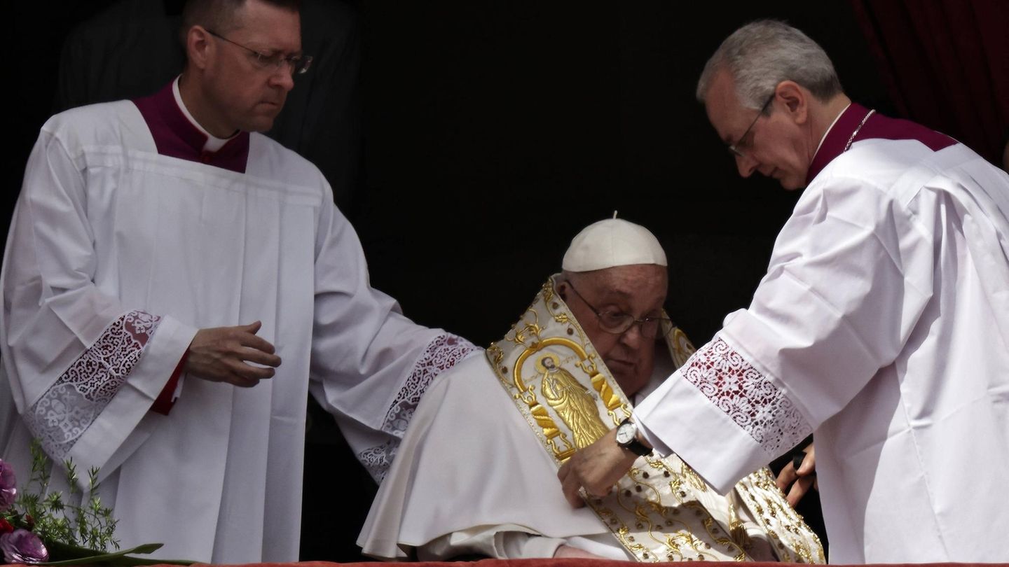 Papst Franziskus benötigt Hilfe beim Anlegen der Stola