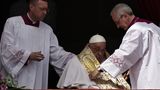 Papst Franziskus benötigt Hilfe beim Anlegen der Stola