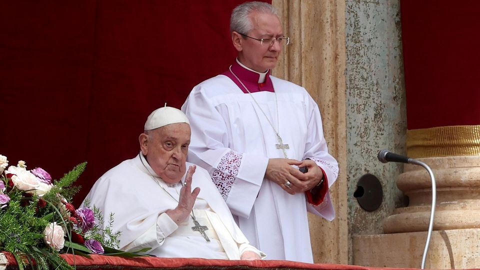 Papst Franziskus' allerletzter Auftritt vor Gläubigen im Video Papst Franziskus' allerletzter Auftritt vor Gläubigen im Video