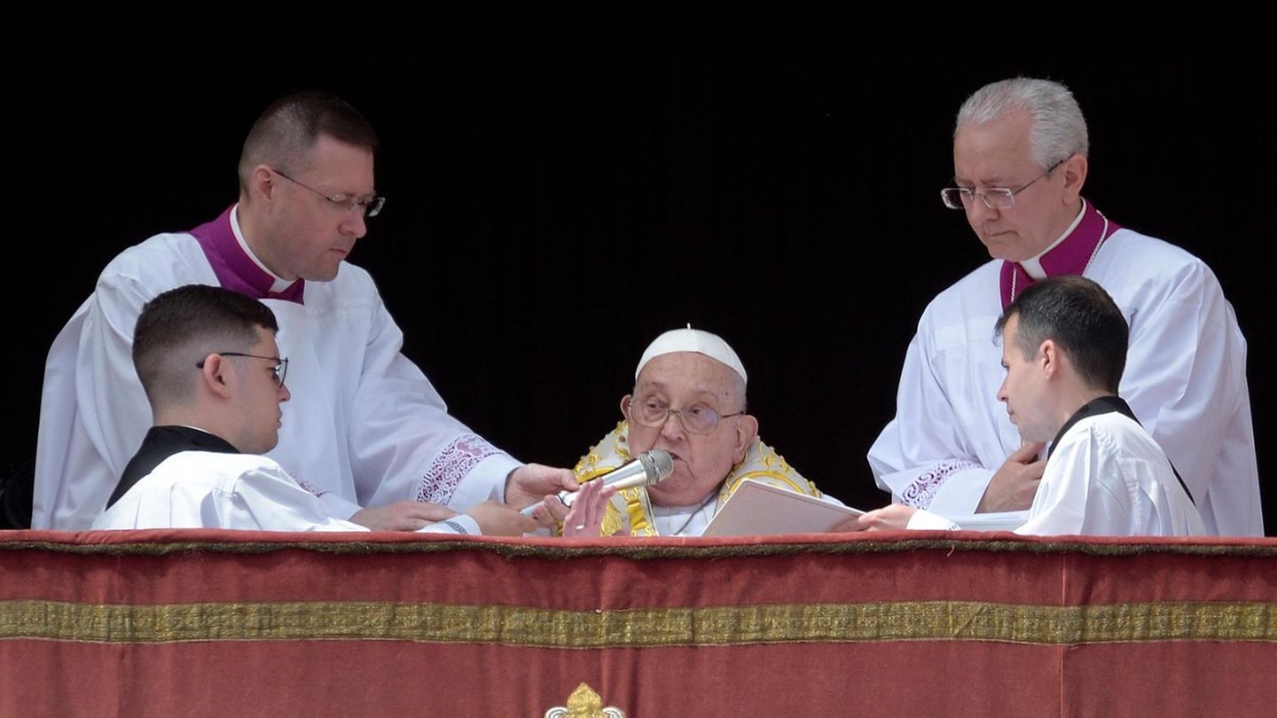 Papst Franziskus erhält Hilfe beim Sprechen des Ostersegens: Andere müssen das Mikrofon halten