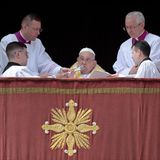 Papst Franziskus erhält Hilfe beim Sprechen des Ostersegens: Andere müssen das Mikrofon halten