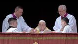 Papst Franziskus erhält Hilfe beim Sprechen des Ostersegens: Andere müssen das Mikrofon halten
