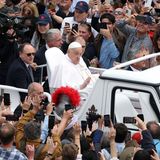 Papst Franziskus wird im "Papamobil" durch die Menschenmenge gelotst